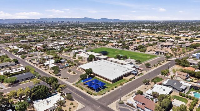 2206 E NICOLET Avenue, Phoenix, AZ 85020
