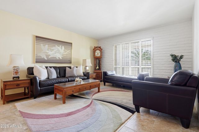 2206 E NICOLET Avenue, Phoenix, AZ 85020