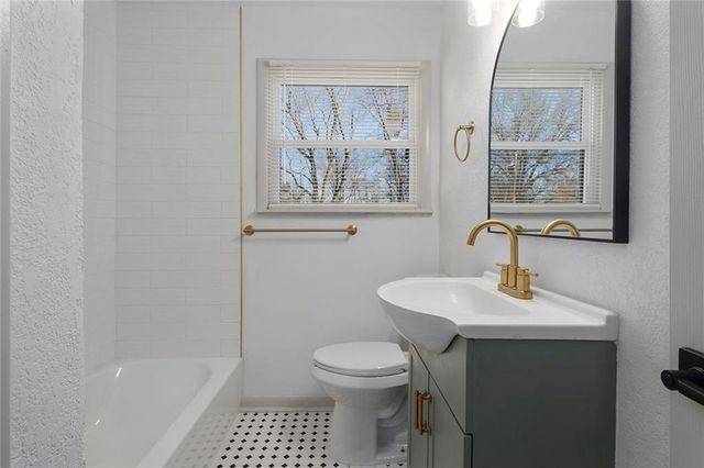 609 Florence Avenue, Lee's Summit, MO 64063