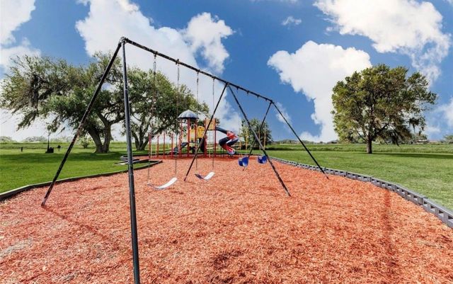 352 Horse Shoe Trail, Angleton, TX 77515