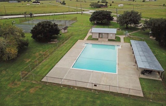 352 Horse Shoe Trail, Angleton, TX 77515