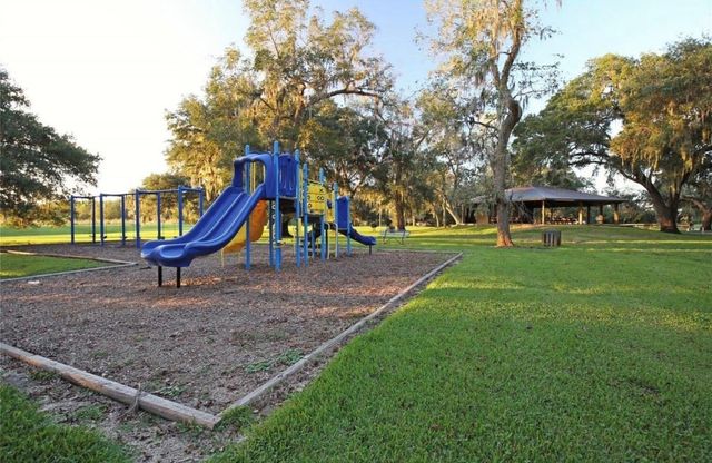 352 Horse Shoe Trail, Angleton, TX 77515