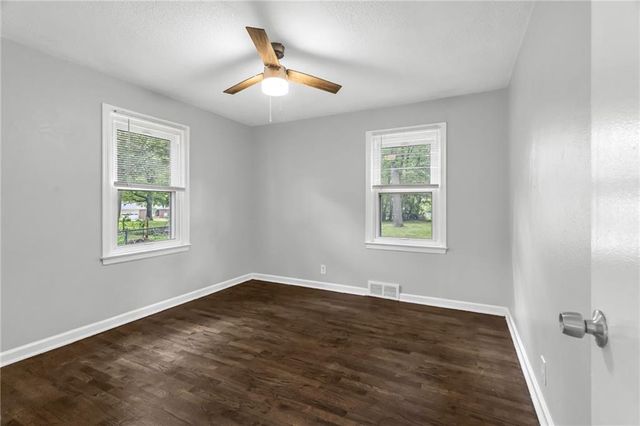404 NE Grand Avenue, Lee's Summit, MO 64063