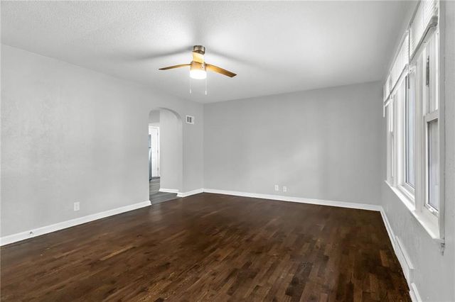 404 NE Grand Avenue, Lee's Summit, MO 64063