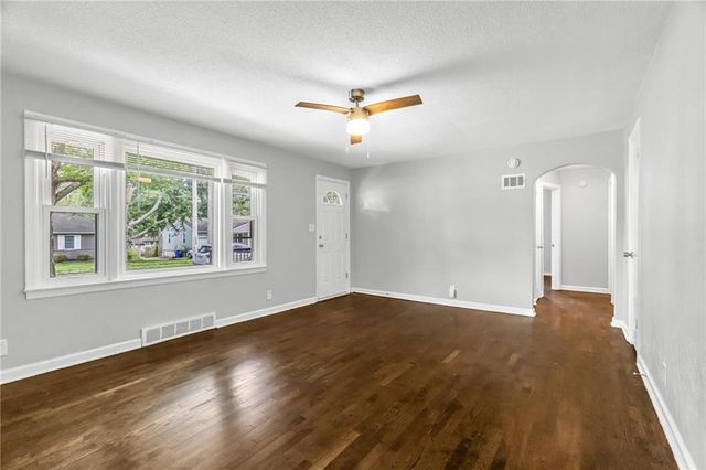 404 NE Grand Avenue, Lee's Summit, MO 64063