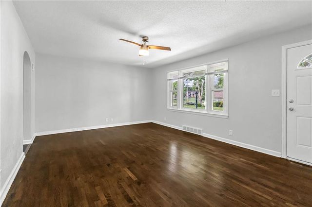 404 NE Grand Avenue, Lee's Summit, MO 64063