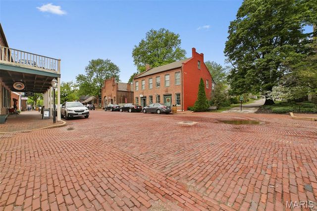 2427 N 7th Street, St Charles, MO 63301