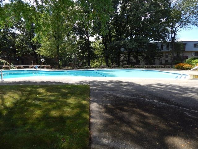 85 Commons Dr 207, Shrewsbury, MA 01545