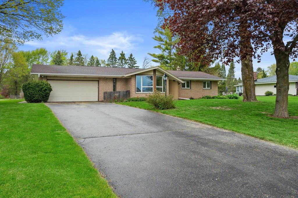 3182 Kettle Moraine PARKWAY, Hubertus, WI 53033