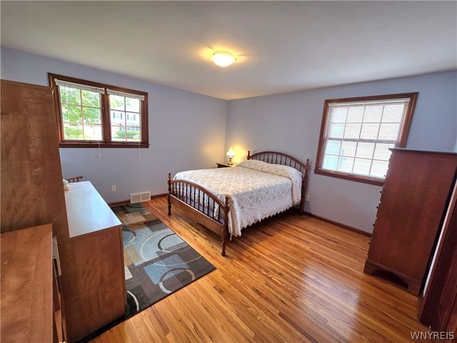 126 Meadow Ln, Tonawanda, NY 14223