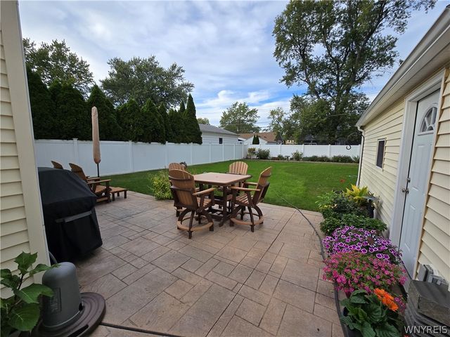 126 Meadow Ln, Tonawanda, NY 14223