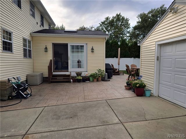 126 Meadow Ln, Tonawanda, NY 14223