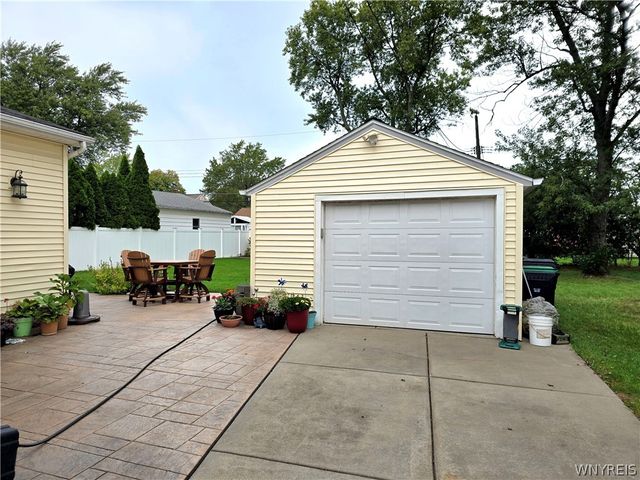 126 Meadow Ln, Tonawanda, NY 14223