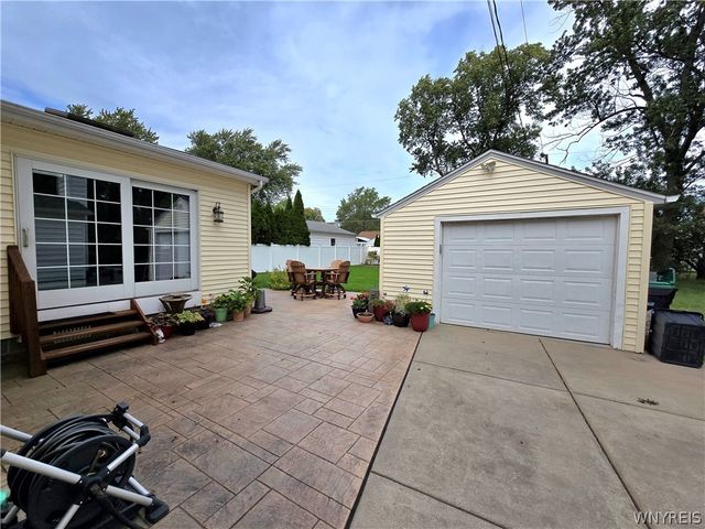 126 Meadow Ln, Tonawanda, NY 14223