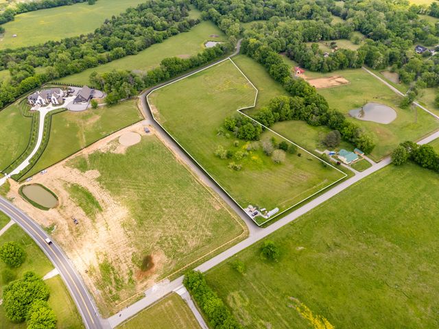 8414 Crockett Ln, College Grove, TN 37046