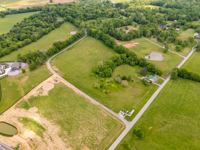 8414 Crockett Ln, College Grove, TN 37046