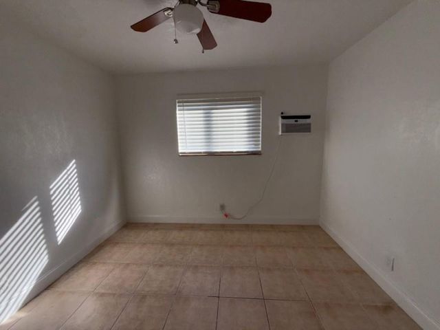 323 NW 4th Avenue R, Hallandale Beach, FL 33009