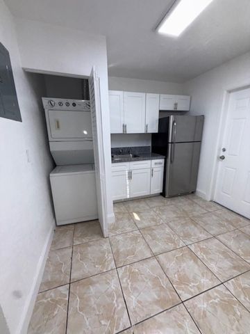 323 NW 4th Avenue R, Hallandale Beach, FL 33009