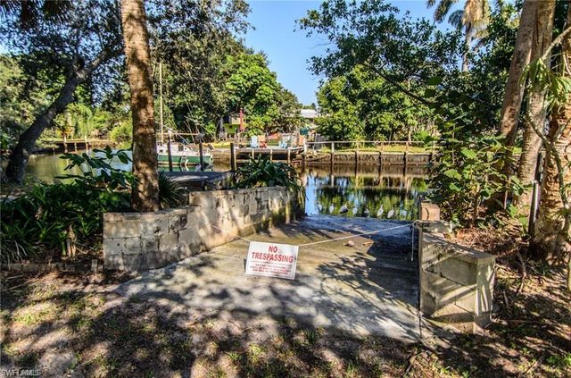 1229 Skyline DR, Naples, FL 34114
