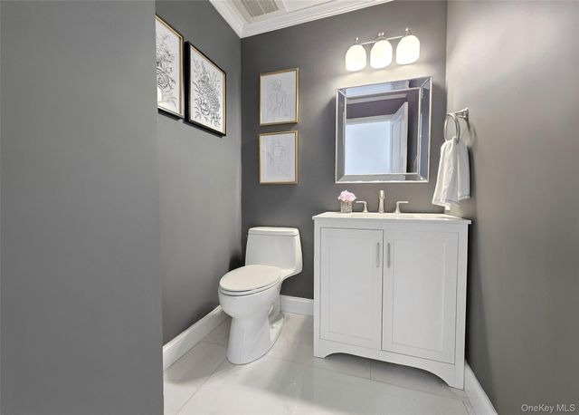 31 Hampshire Court 31, Holbrook, NY 11741