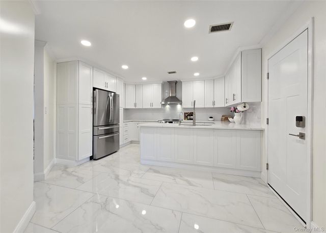 31 Hampshire Court 31, Holbrook, NY 11741