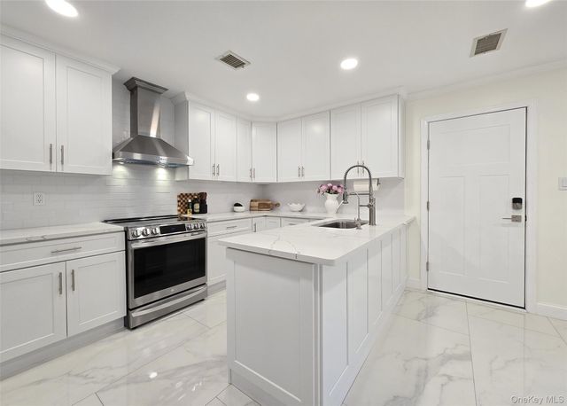 31 Hampshire Court 31, Holbrook, NY 11741