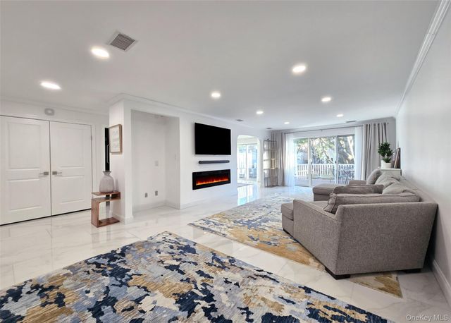 31 Hampshire Court 31, Holbrook, NY 11741