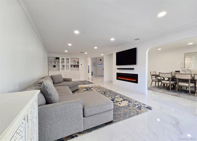 31 Hampshire Court 31, Holbrook, NY 11741