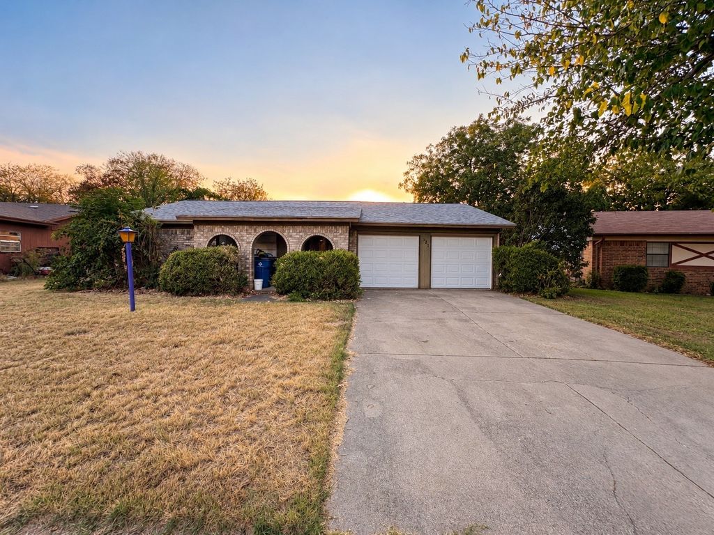 321 Quail Creek Drive, Crowley, TX 76036 — exterior