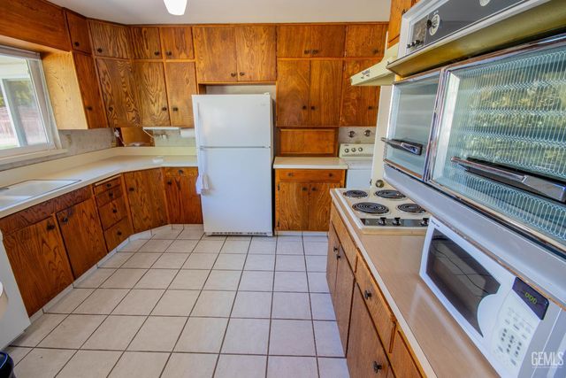 2420 C Street, Bakersfield, CA 93301