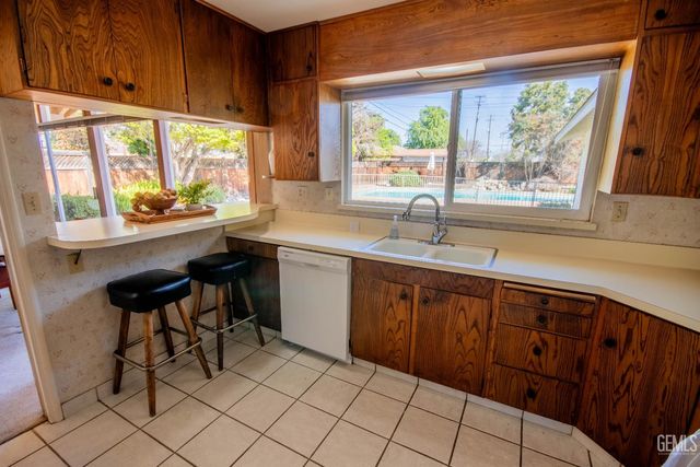 2420 C Street, Bakersfield, CA 93301