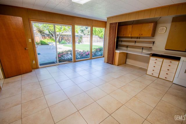 2420 C Street, Bakersfield, CA 93301