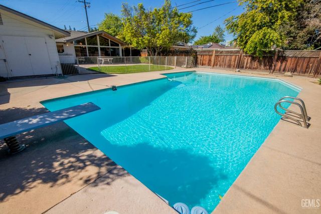 2420 C Street, Bakersfield, CA 93301