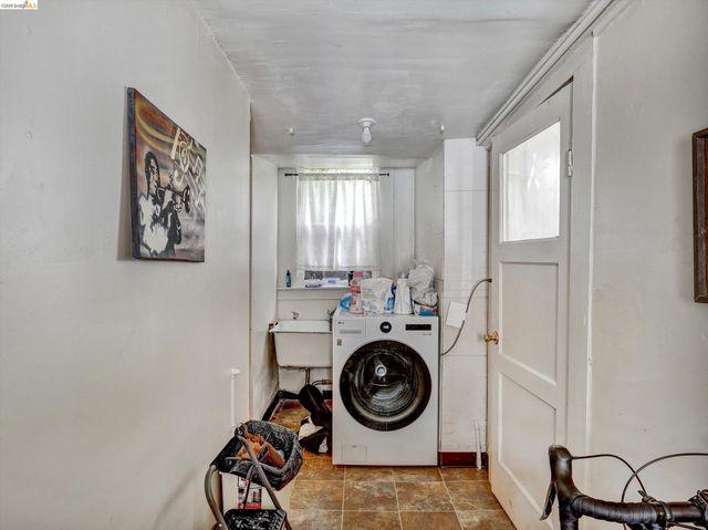 820 52nd St, Oakland, CA 94608