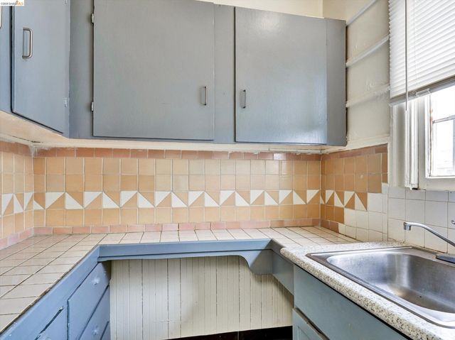 820 52nd St, Oakland, CA 94608