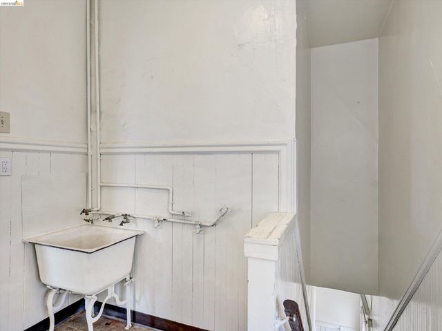 820 52nd St, Oakland, CA 94608