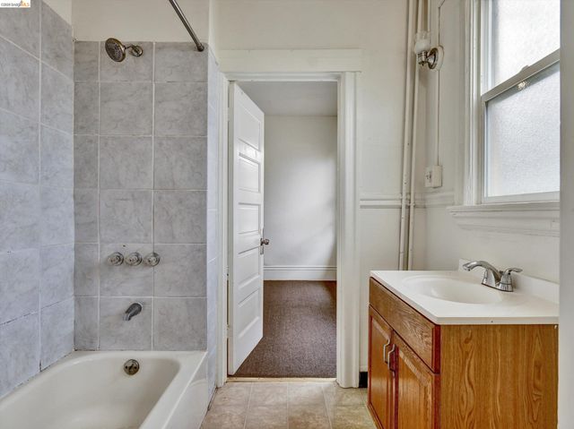 820 52nd St, Oakland, CA 94608