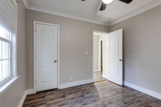 1019 E Valley Dr, Columbia, TN 38401