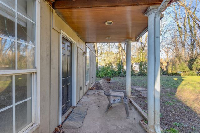 1019 E Valley Dr, Columbia, TN 38401