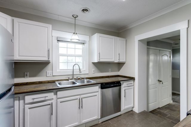 1019 E Valley Dr, Columbia, TN 38401