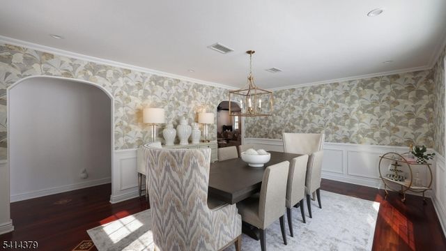 4 Meadow Ln, Roseland Boro, NJ 07068