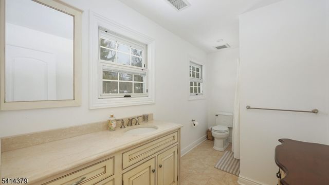 4 Meadow Ln, Roseland Boro, NJ 07068