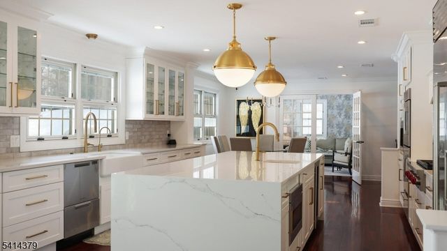 4 Meadow Ln, Roseland Boro, NJ 07068