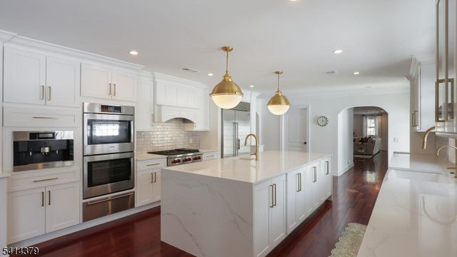 4 Meadow Ln, Roseland Boro, NJ 07068