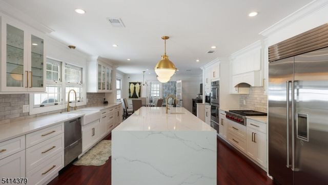 4 Meadow Ln, Roseland Boro, NJ 07068