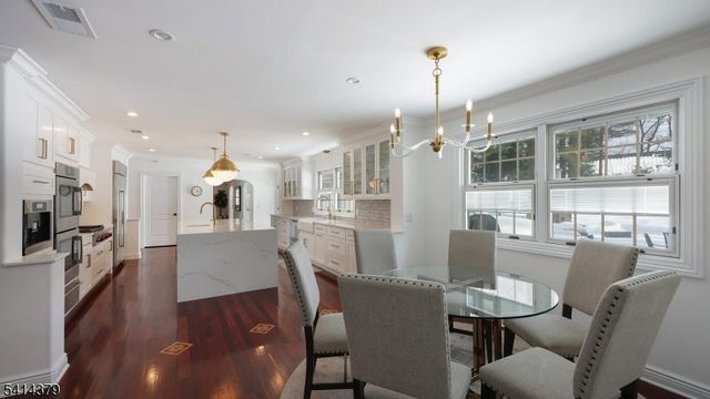 4 Meadow Ln, Roseland Boro, NJ 07068