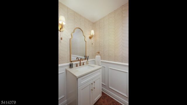 4 Meadow Ln, Roseland Boro, NJ 07068