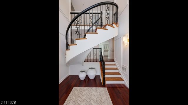 4 Meadow Ln, Roseland Boro, NJ 07068