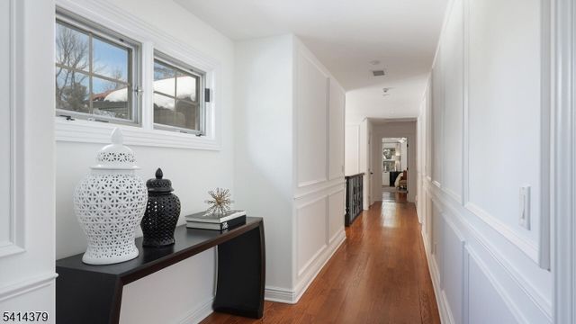 4 Meadow Ln, Roseland Boro, NJ 07068