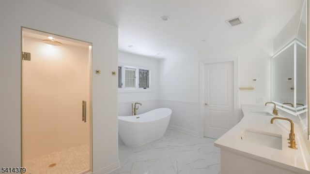 4 Meadow Ln, Roseland Boro, NJ 07068